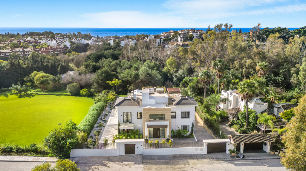 Espectacular gran villa de estilo contemporáneo en la Milla de Oro de Marbella