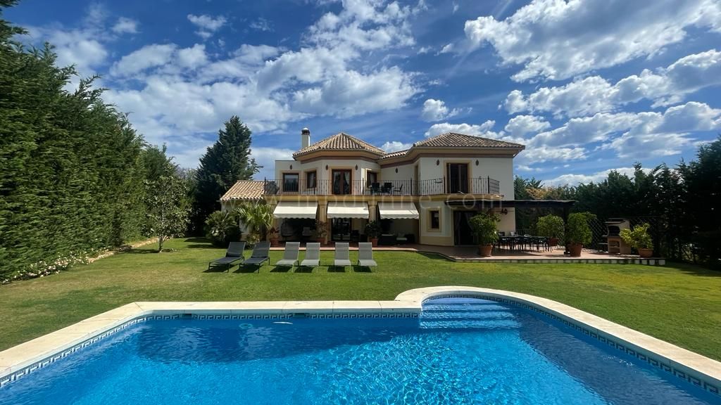 Golfvilla in erster Reihe mit Panoramablick aufs Meer in Los Flamingos, Benahavís