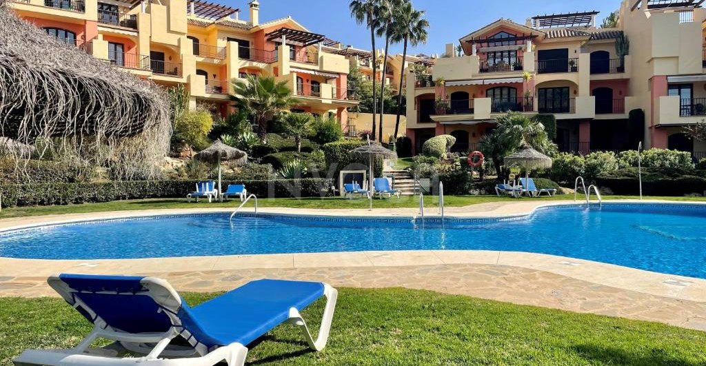 Fabuloso apartamento a pie de golf en Los Arqueros, Benahavis