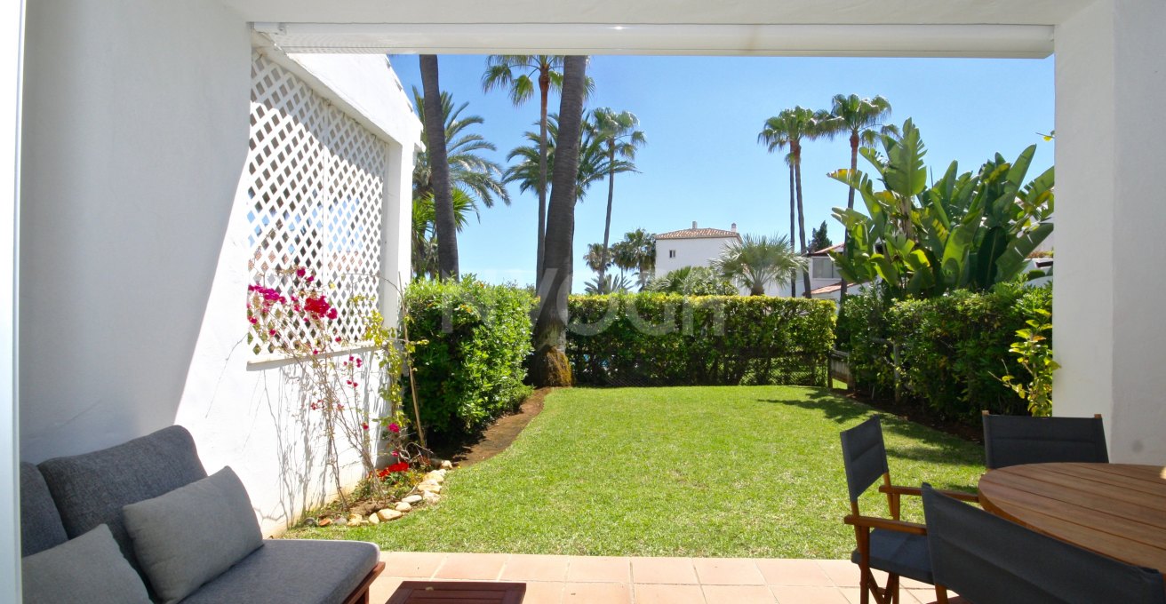 Townhouse on the first line of the beach