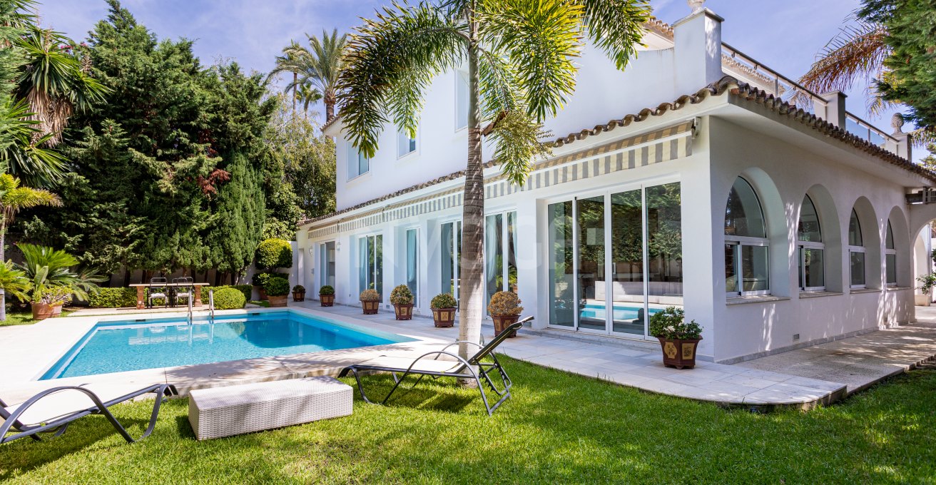 Luxury 5-bedroom villa in Los Monteros beach (Marbella) – steps from the sea with private pool