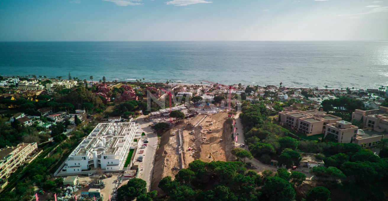 Apartamento en planta baja de obra nueva, listo para entrar a vivir en Elviria playa, Marbella Este