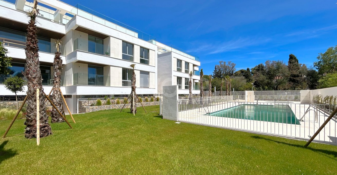 Apartamento en planta baja de obra nueva, listo para entrar a vivir en Elviria playa, Marbella Este