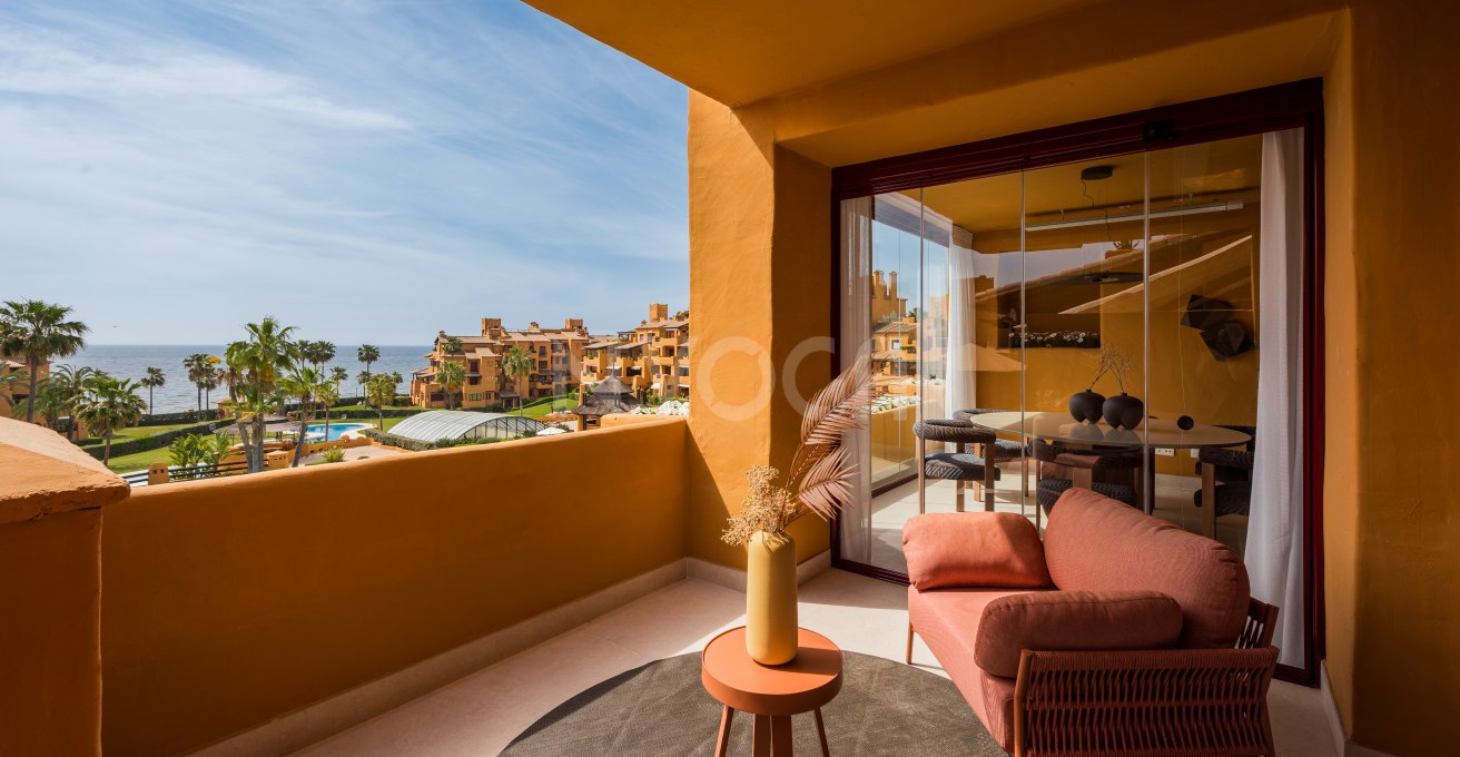 Apartamento de lujo en primera línea de playa con impresionantes vistas al Mediterráneo.