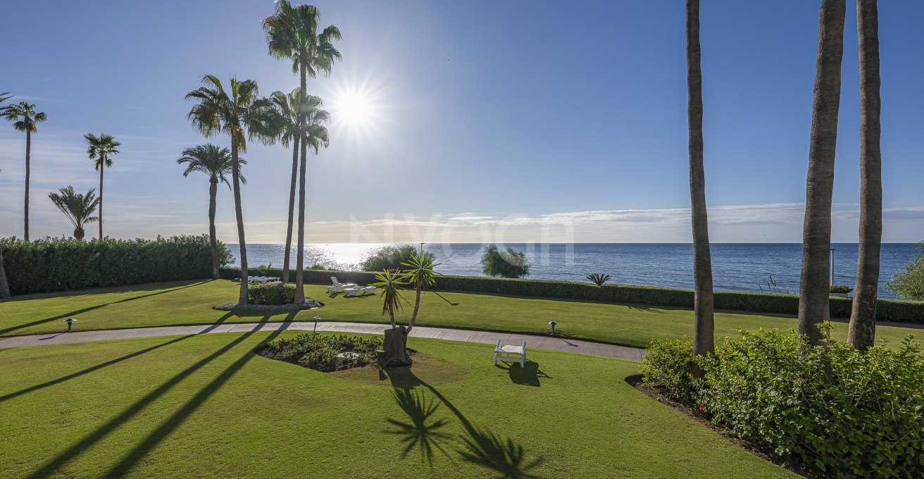 Apartamento de lujo en planta baja frente al mar en Estepona
