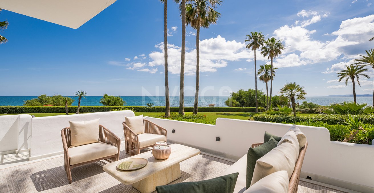 Ground floor luxury beachfront apartment in Estepona