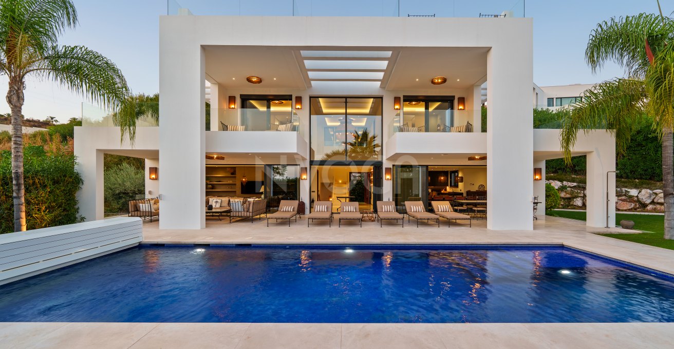 Elegant Modern Villa with Pool & Golf Views in Nueva Andalucía
