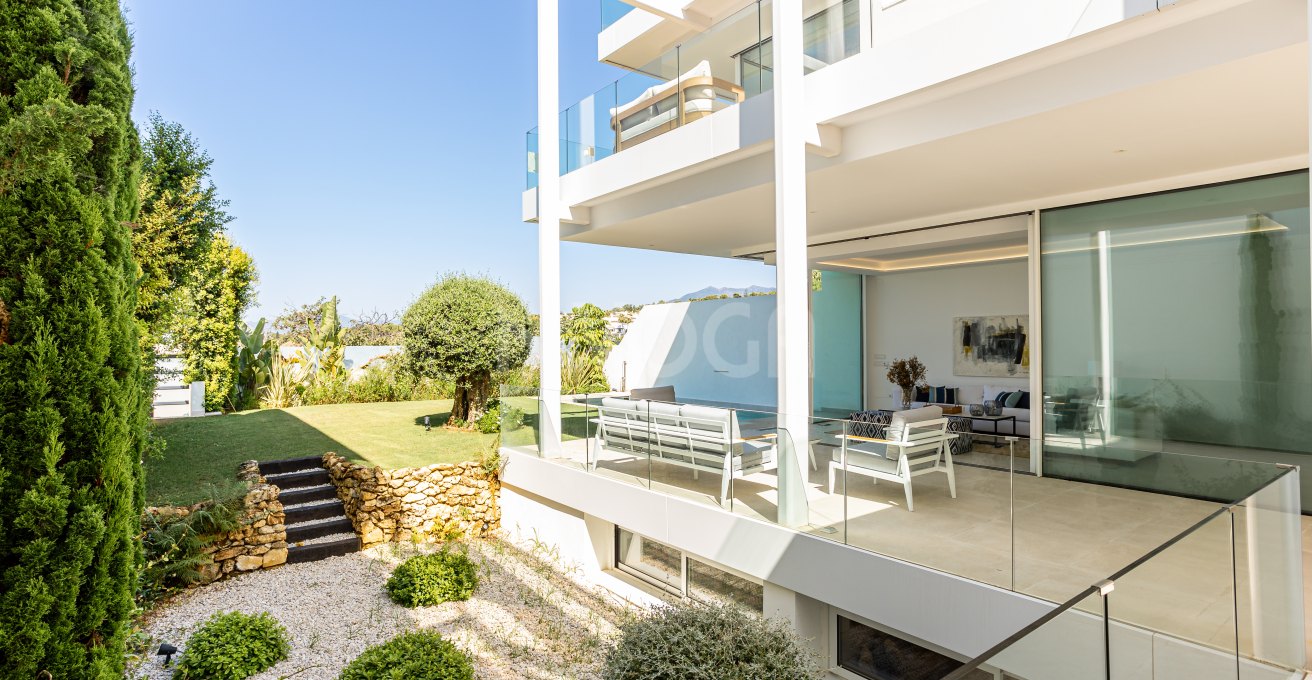 Ready to move in! Luxury villa in Marbella, Valdeolletas area, with private pool and sea views