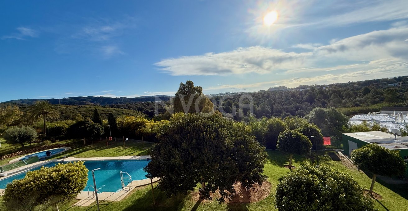 Ático amplio y luminoso sin amueblar en Marbella Este – Río Real