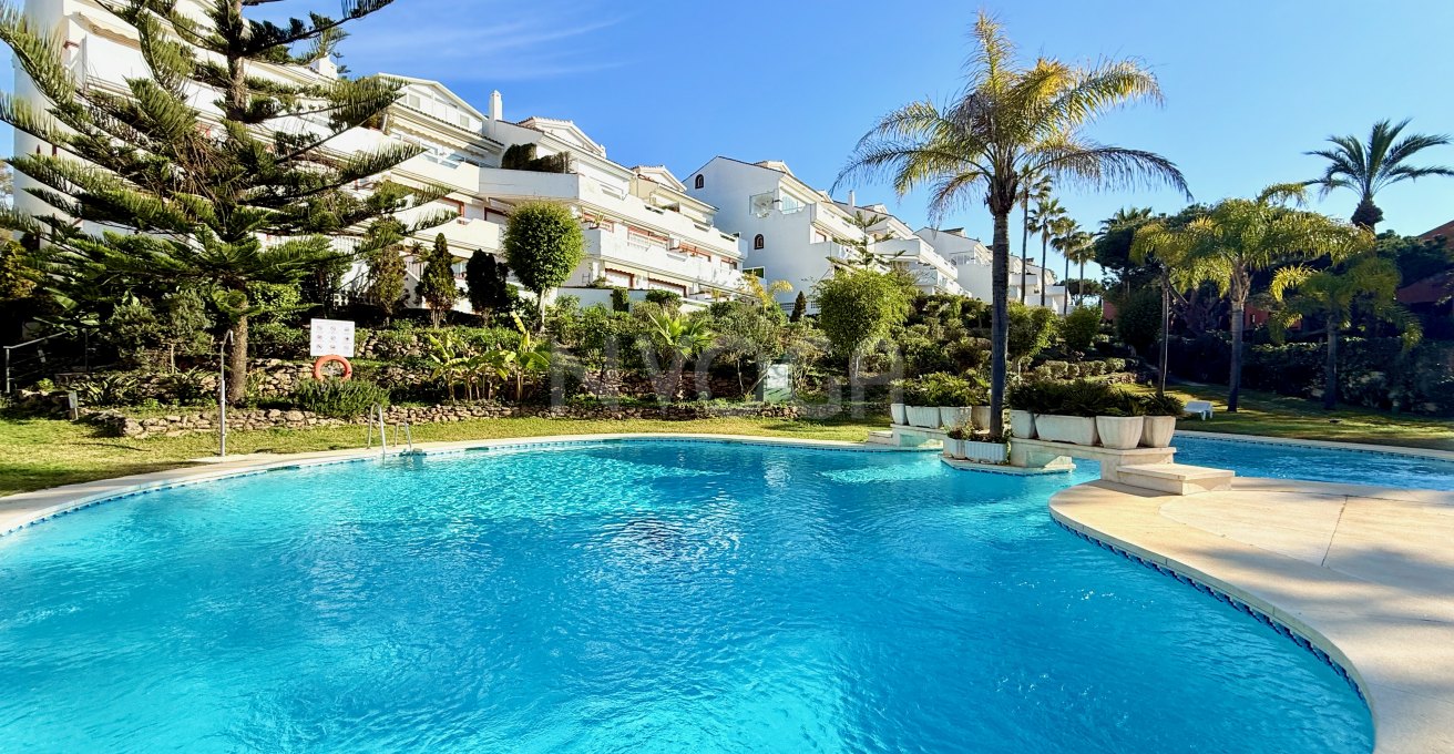 Luminoso apartamento sin amueblar en Elviria playa, Marbella Este