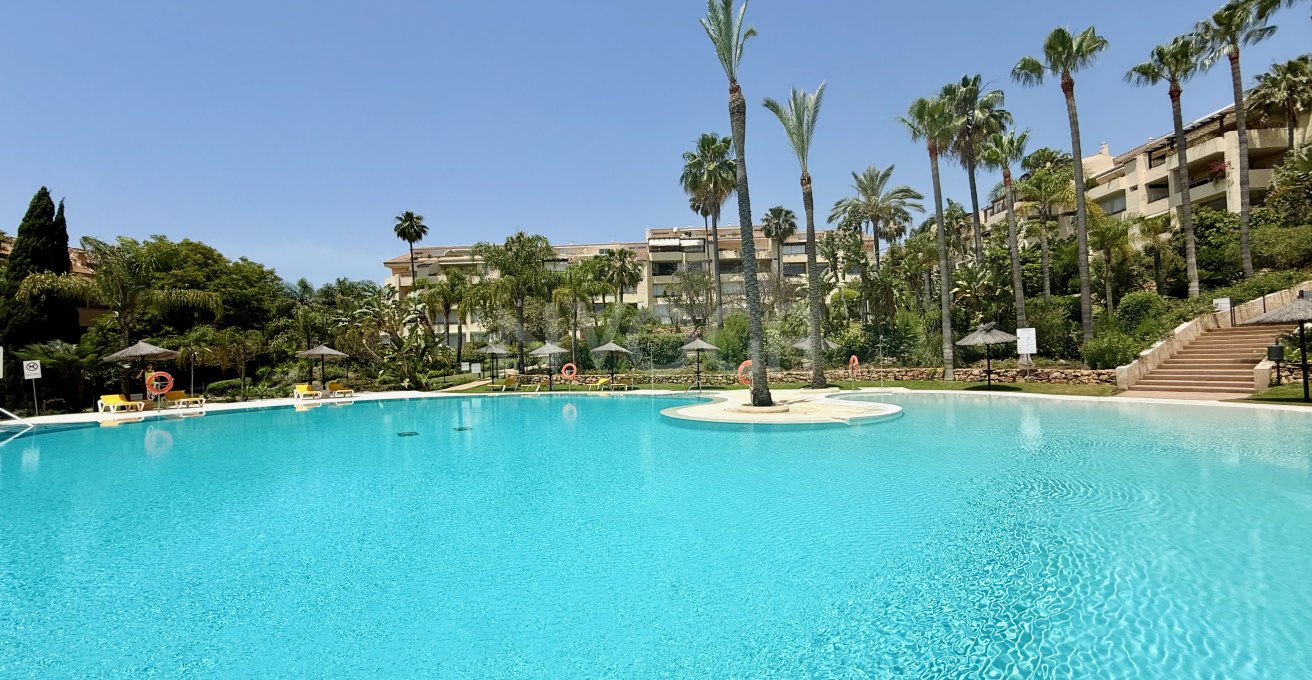 Fabuloso atico duplex en segunda linea de playa de duna natural en Bahia de Marbella, Marbella Este