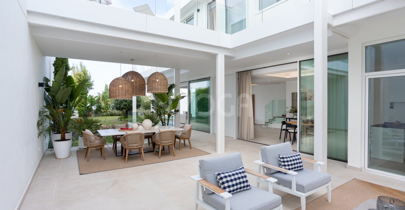 Luxury villa in Marbella ready to move in, Valdeolletas area, with private pool and sea views