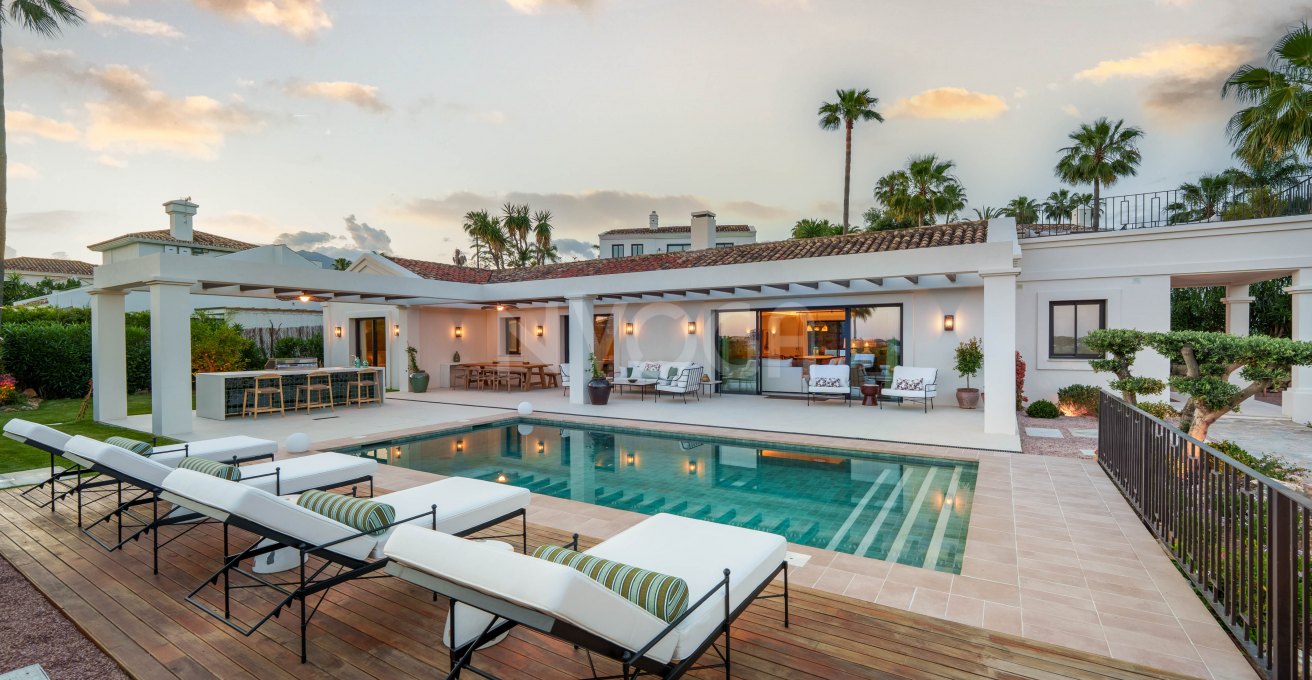 Villa Mediterránea Reformada con Vistas al Mar en Nueva Andalucía