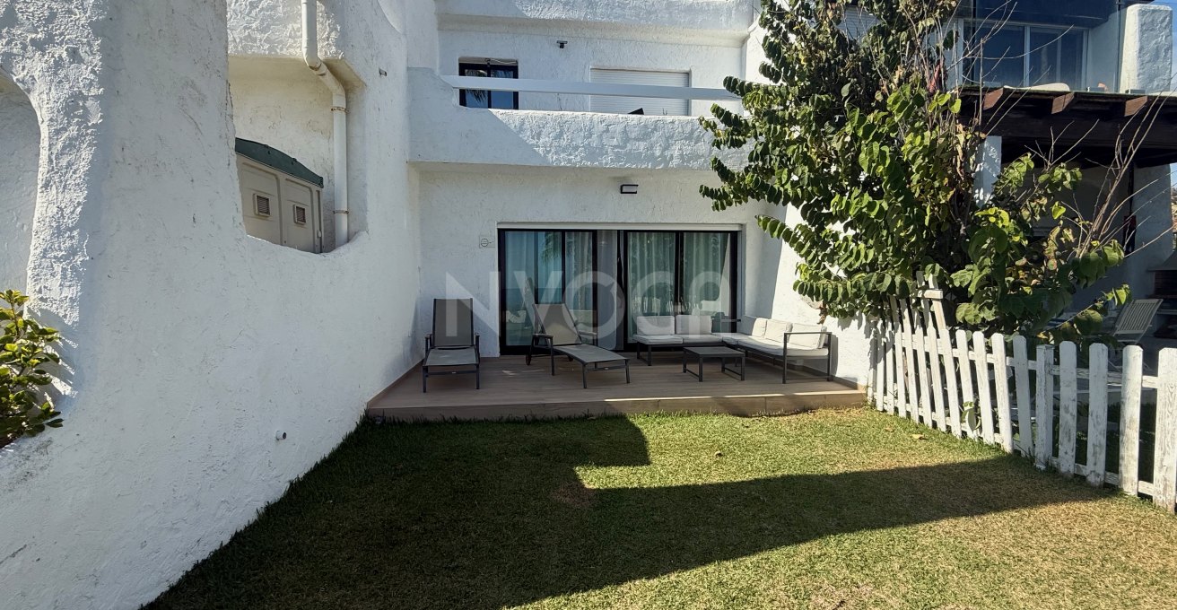 Beachfront townhouse in Casares – Acapulco residential area, Estepona