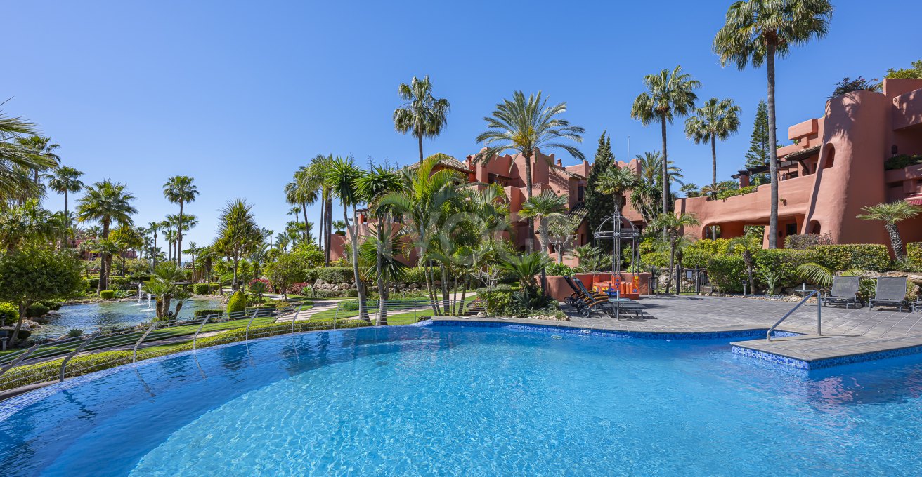 Elegancia Andaluza en su Máxima Expresión – Ático Dúplex en Torre Bermeja