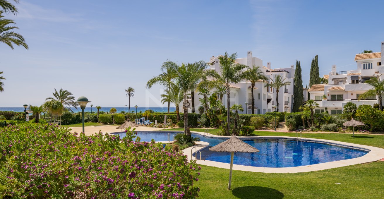 Apartamento de lujo en primera línea de playa con vistas al mar y al golf – Palm Beach, Reserva de Los Monteros