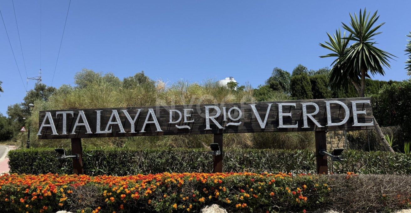 Se ofrece la última y mayor parcela disponible en la exclusiva urbanización Atalaya de Río Verde, a pocos pasos de Puerto Banús.