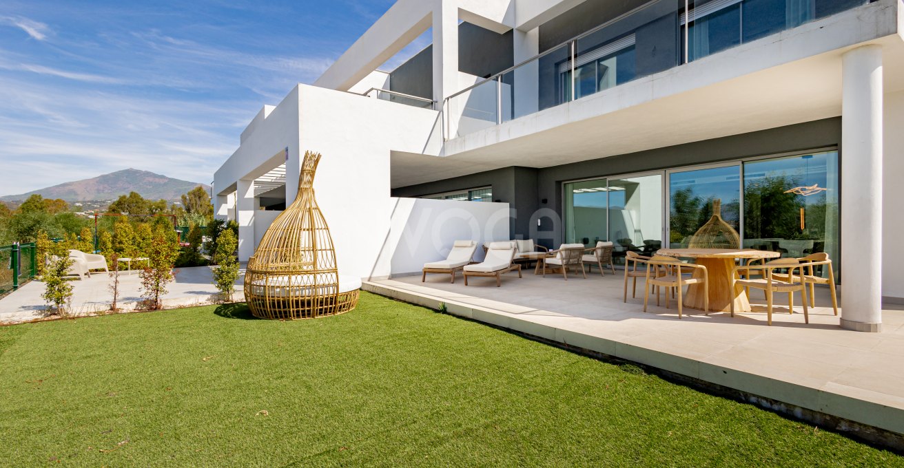 Moderna casa de obra nueva con vistas panorámicas al mar y montaña en Guadalmina Alta Marbella