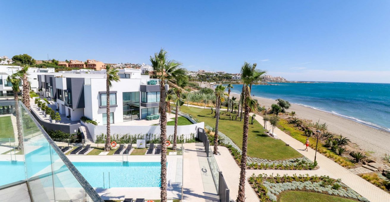 Gorgeous 3 bedroom beachfront townhouse in Estepona, with panoramic sea views.