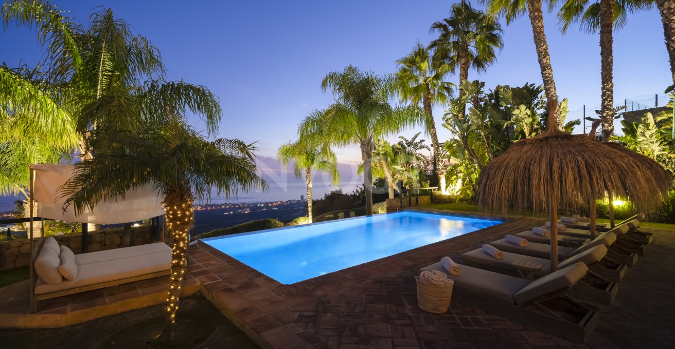 Impresionante villa con vistas al mar en Los Altos de Los Monteros, Marbella Este