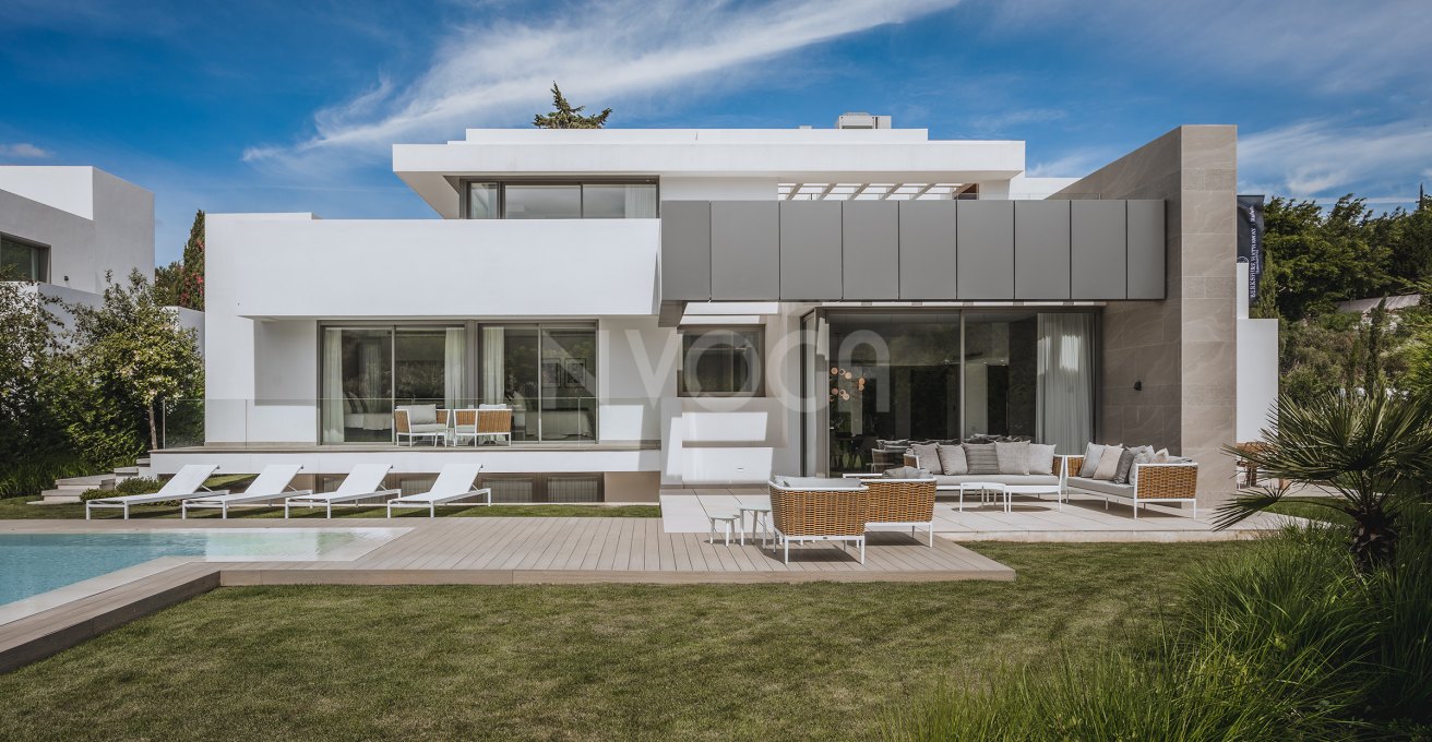 Luxury villa in a gated community in 'El Paraíso' (Benahavis)