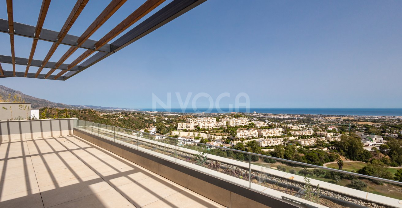 Luxury Penthouse with Private Rooftop Pool & Panoramic Sea Views in La Quinta, Benahavís