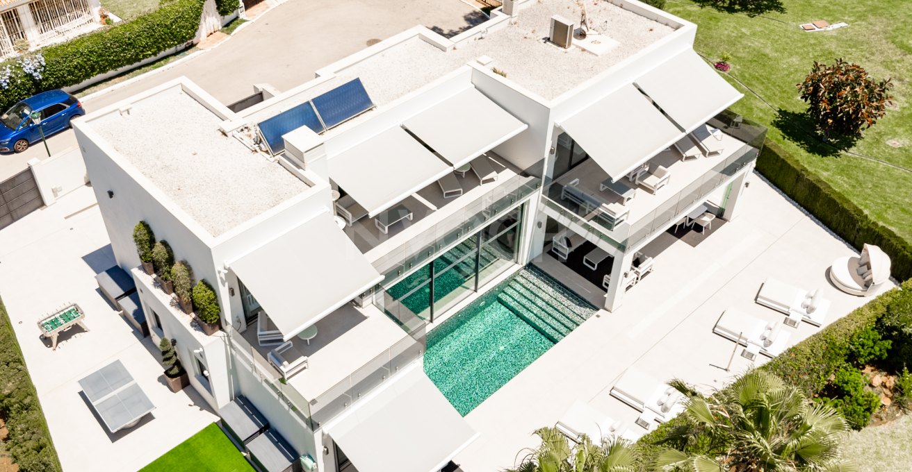 Spectacular villa with sea views located in Los Monteros, one of the most exclusive areas of Marbella.