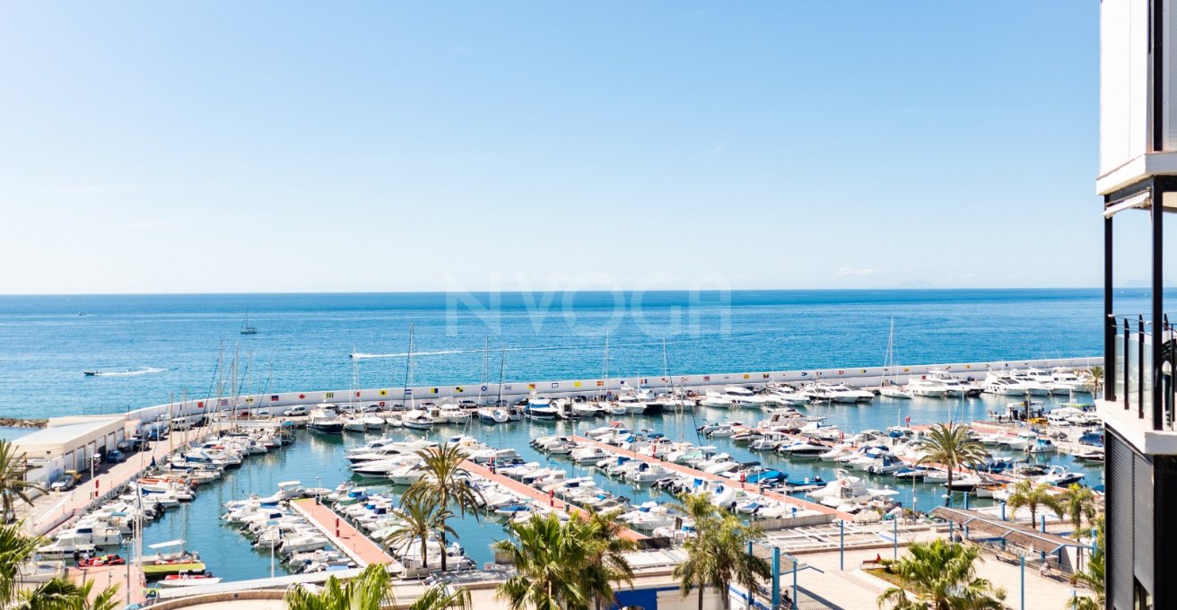 Apartamento boutique con vistas panorámicas al mar situado en primera línea de playa Marbella