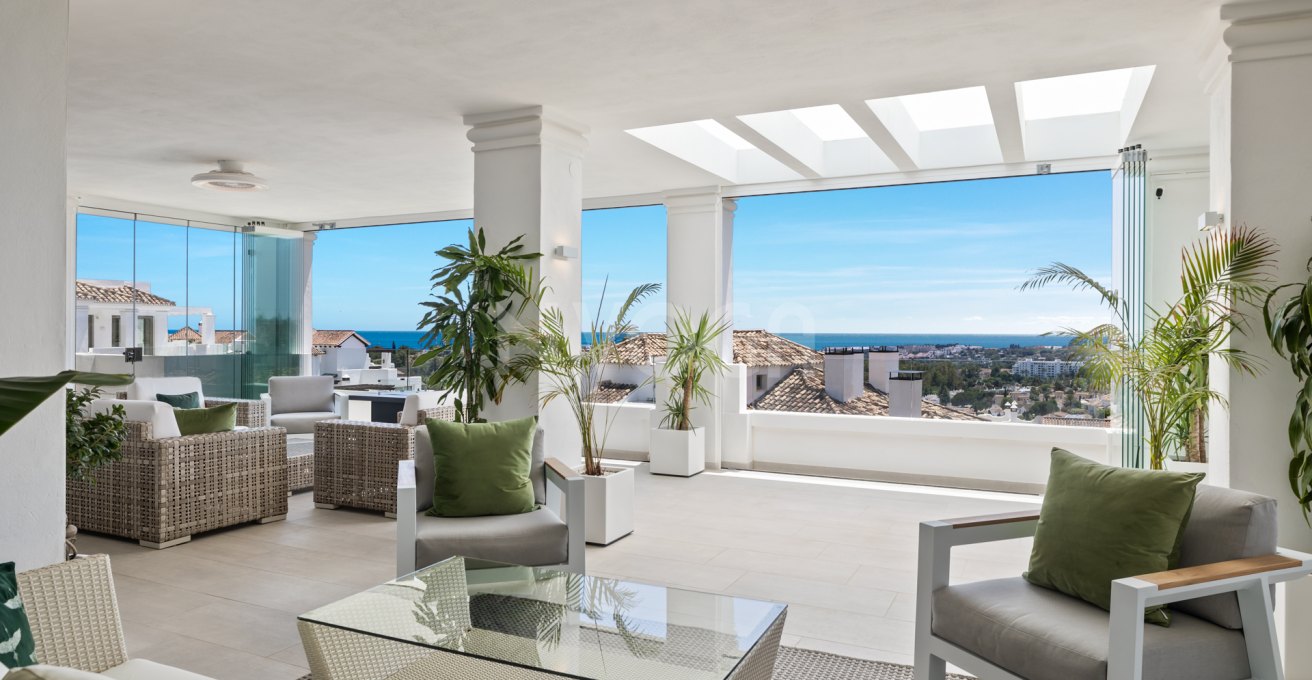 Luxurious huge apartment with stunning views located Nueva Andalucia.