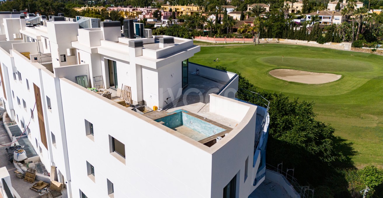 DELIVERY 2026. Beautiful front line golf penthouse in Guadalmina, Marbella.