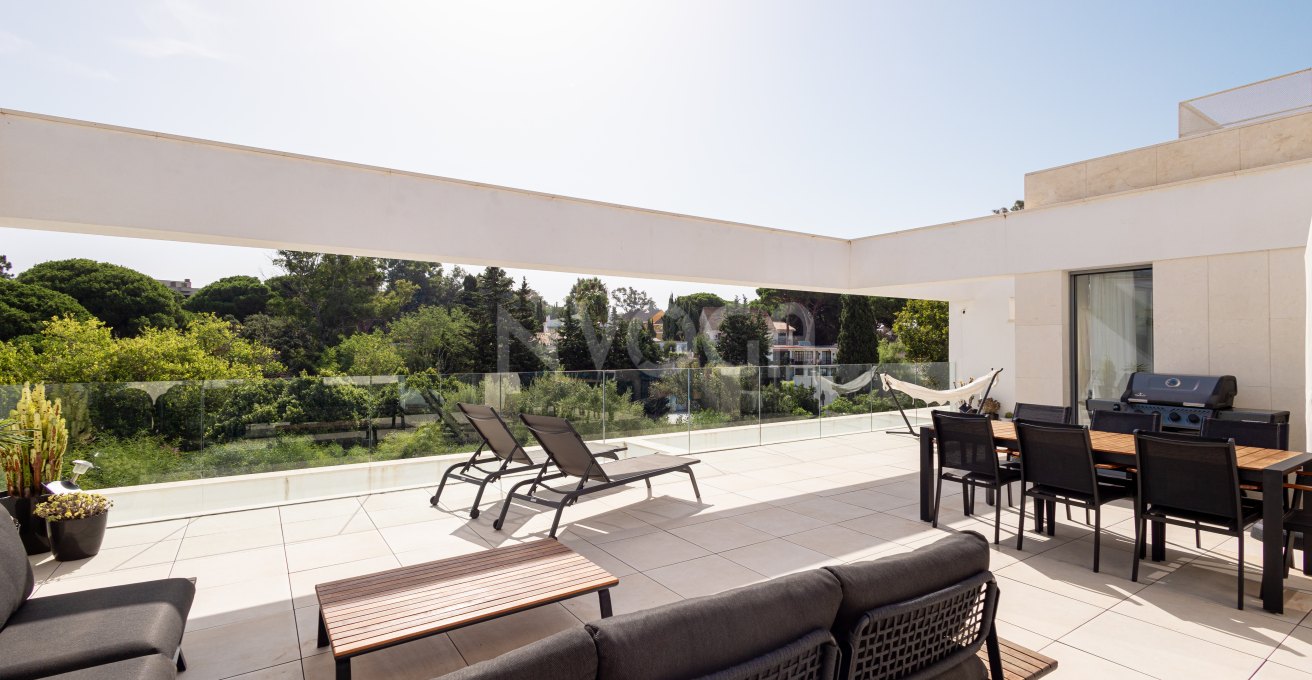 Ready to move in penthouse, walking distance to the best beaches in East Marbella, Elviria