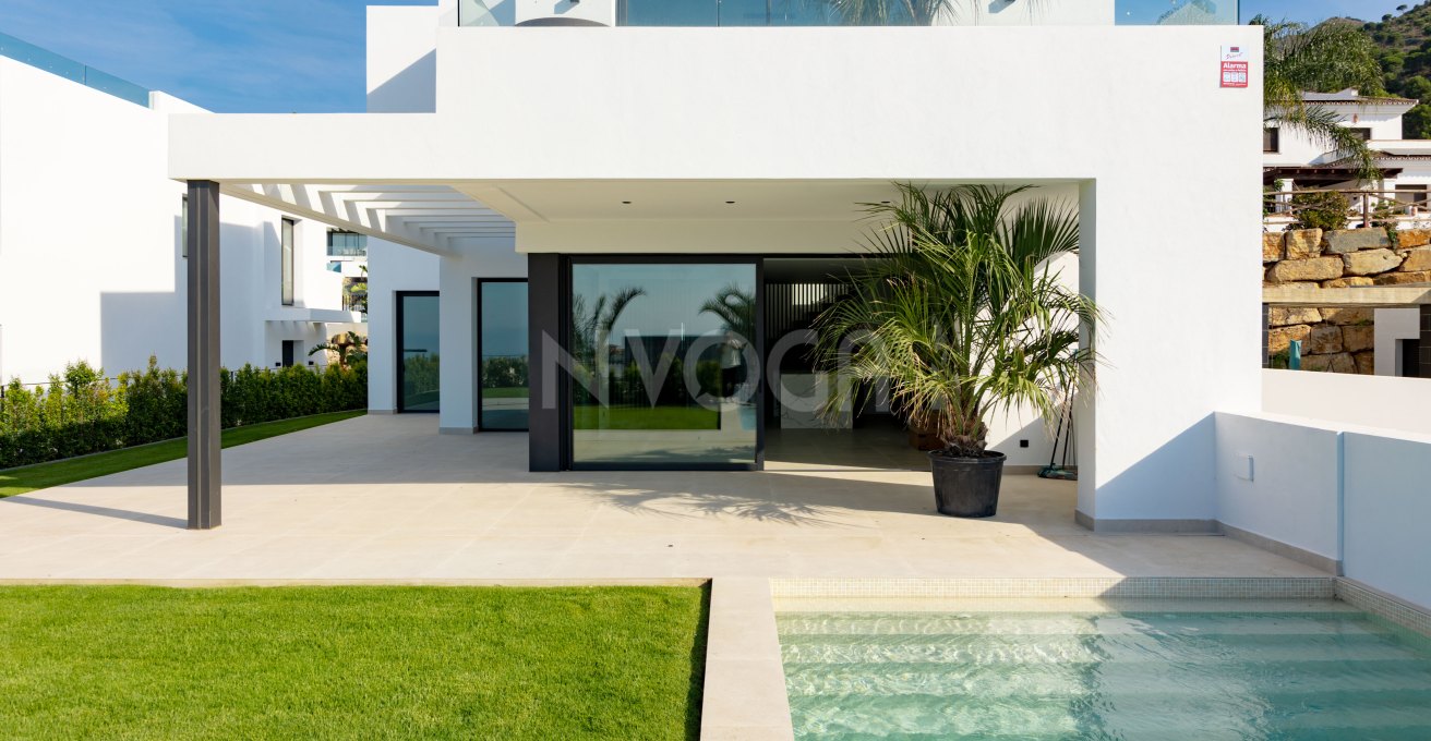 Villa Aurea es una villa contemporánea terminada, sin amueblar y lista para ser personalizada