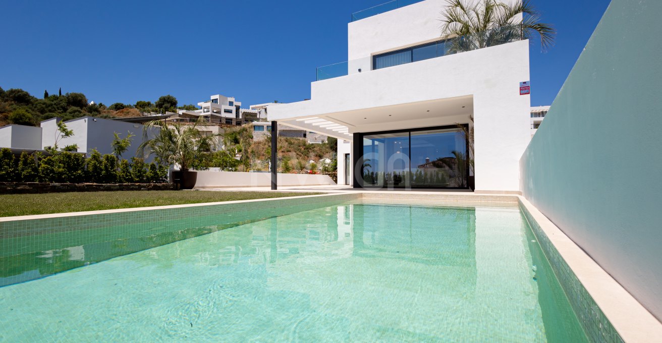 Villa Olive - Luz, privacidad y vida mediterránea en las colinas de Higuerón, lista para entrar a vivir ya