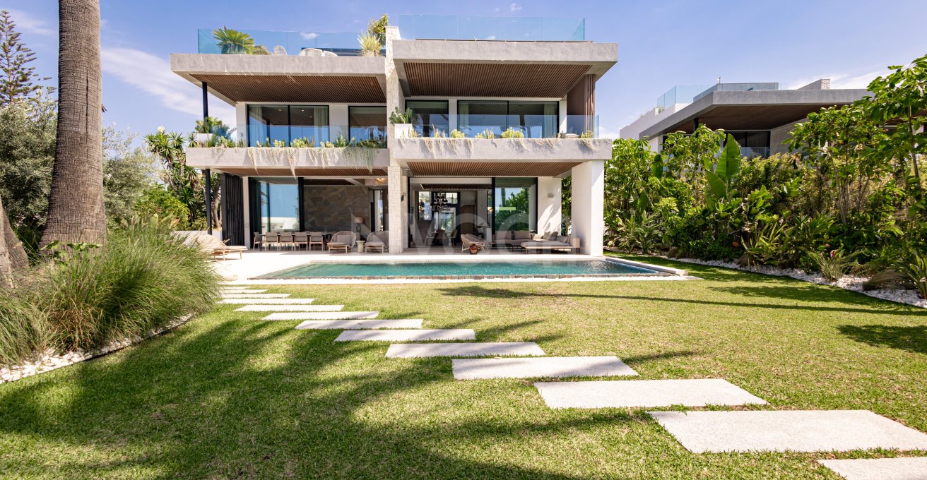 Es un PRIVILEGIO: villa en primerísima linea de la playa en Marbella