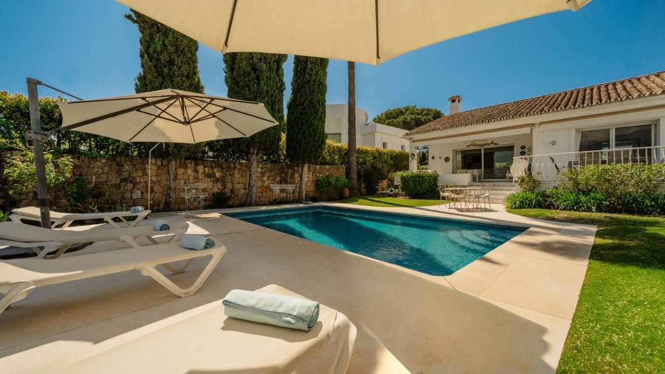 4-bed villa with private pool, garden and golf views in Nueva Andalucía. Minutes from Puerto Banús. Homewatch 24/7.