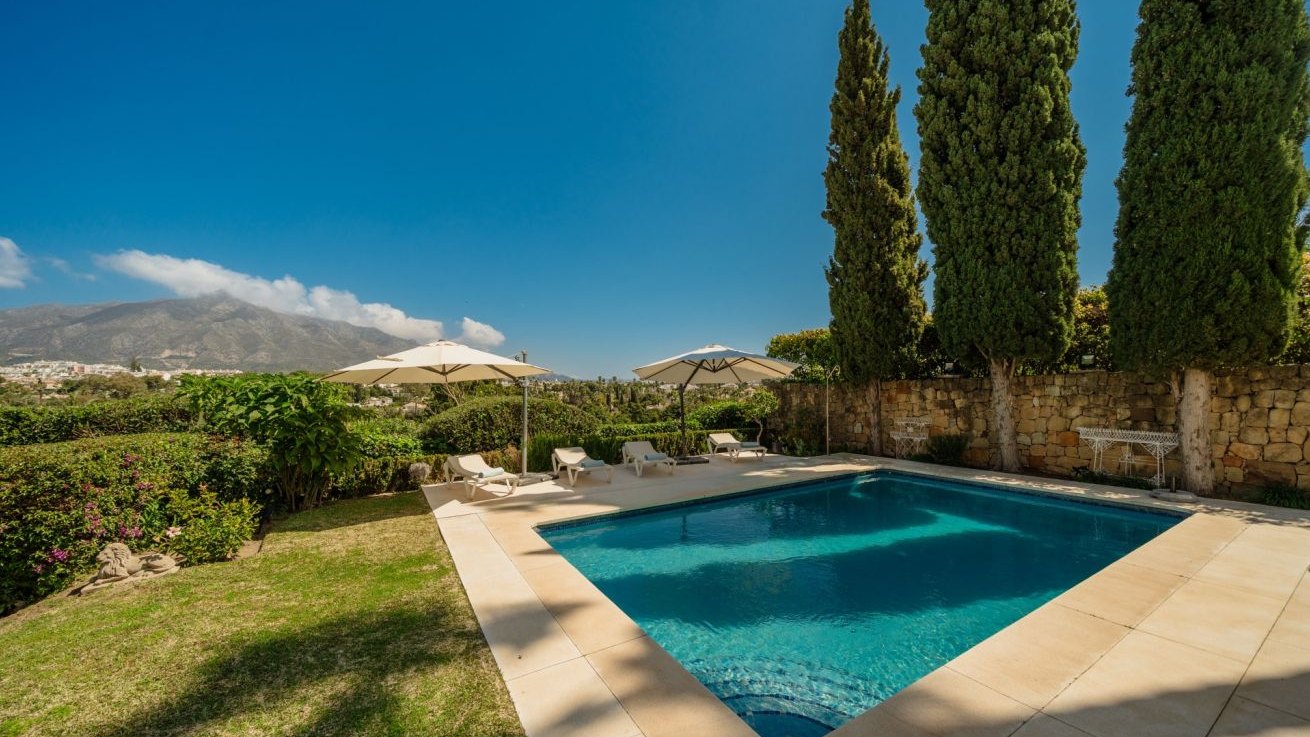 4-Zimmer-Villa mit Privatpool, Garten und Golfblick in Nueva Andalucía. Minuten von Puerto Banús. Homewatch 24/7.