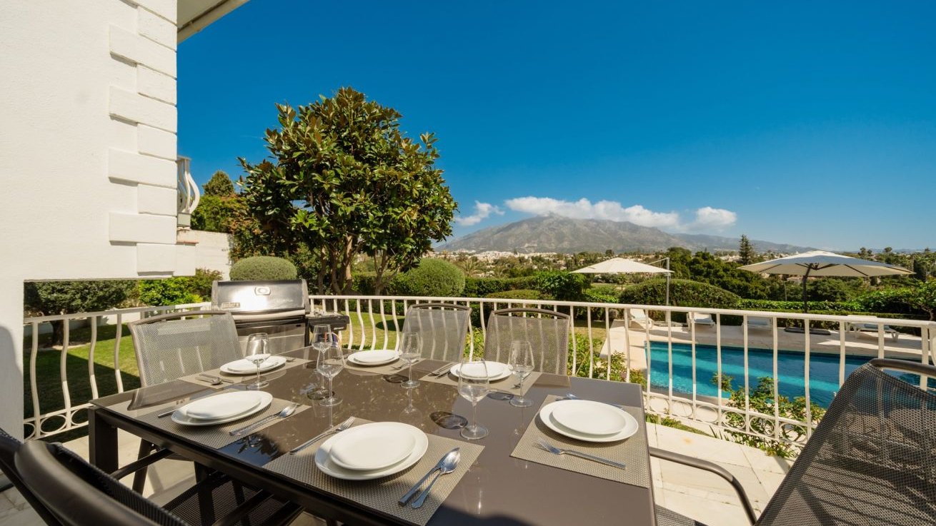 4-bed villa with private pool, garden and golf views in Nueva Andalucía. Minutes from Puerto Banús. Homewatch 24/7.