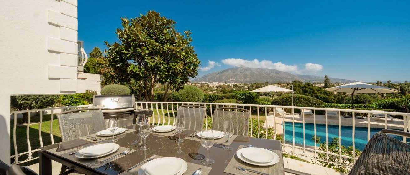 Villa 4 dormitorios con piscina privada, jardín y vistas al golf en Nueva Andalucía. A minutos de Puerto Banús. Homewatch 24/7.