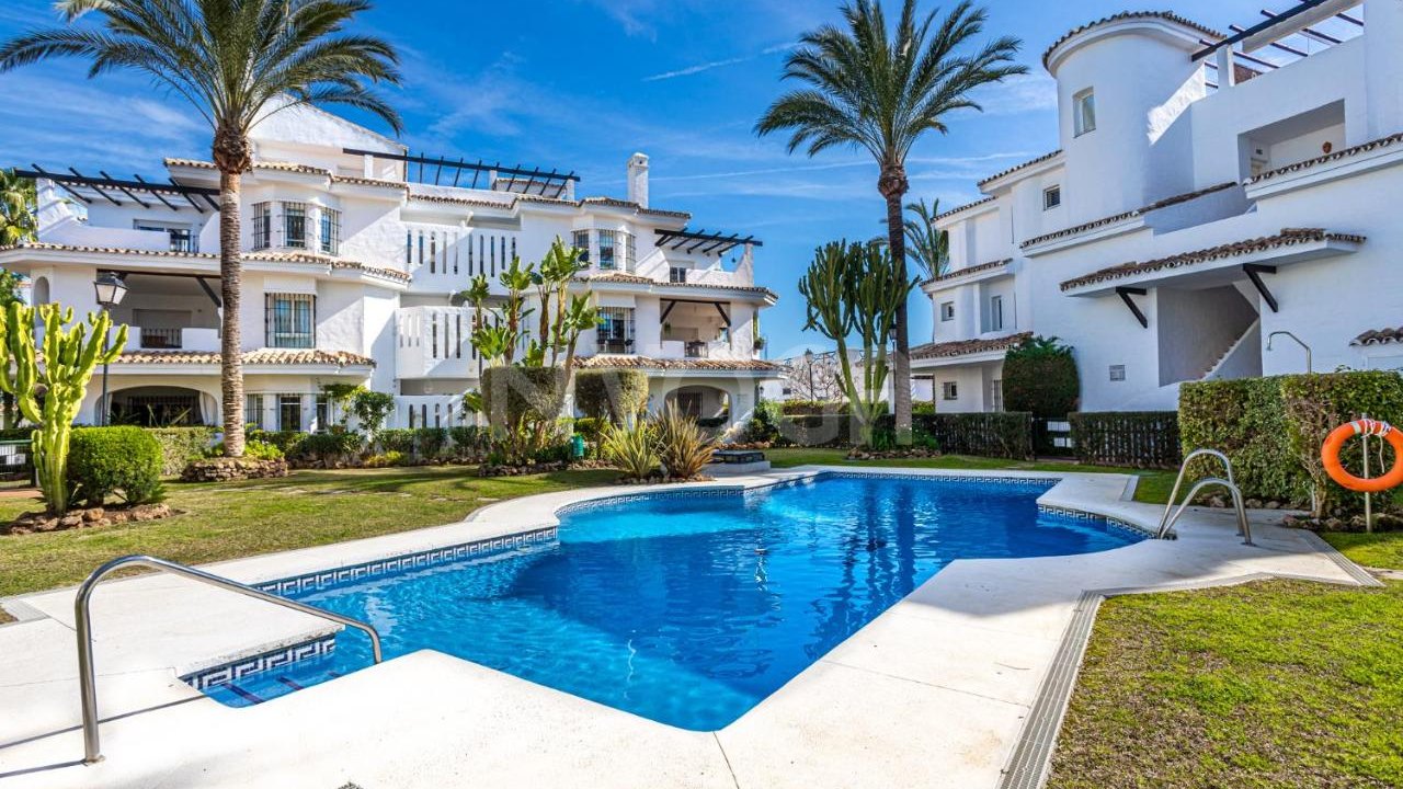 Dream location in this wonderful flat in Los Naranjos, Marbella.