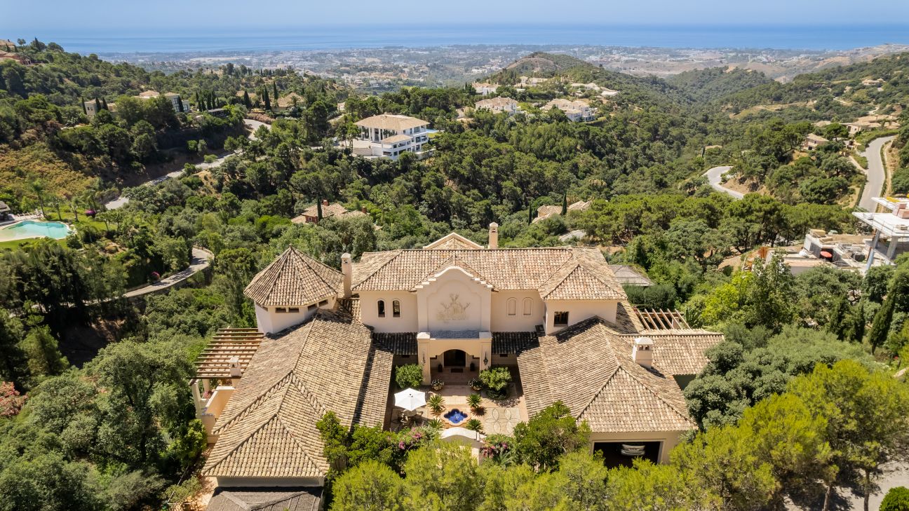 Klassische Villa in La Zagaleta mit Panoramablick aufs Meer