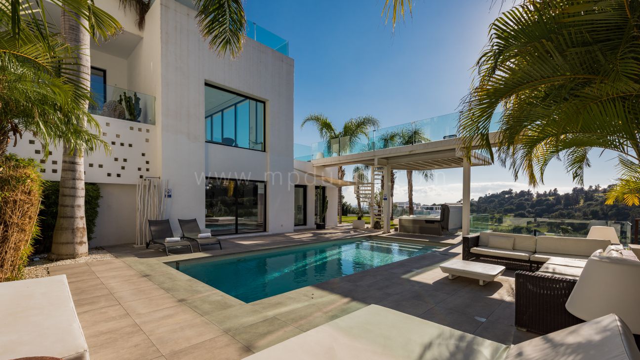 Casa Viva - Villa à fort potentiel d'investissement avec vue sur la mer et le golf à La Alqueria, Benahavis, Benahavis.