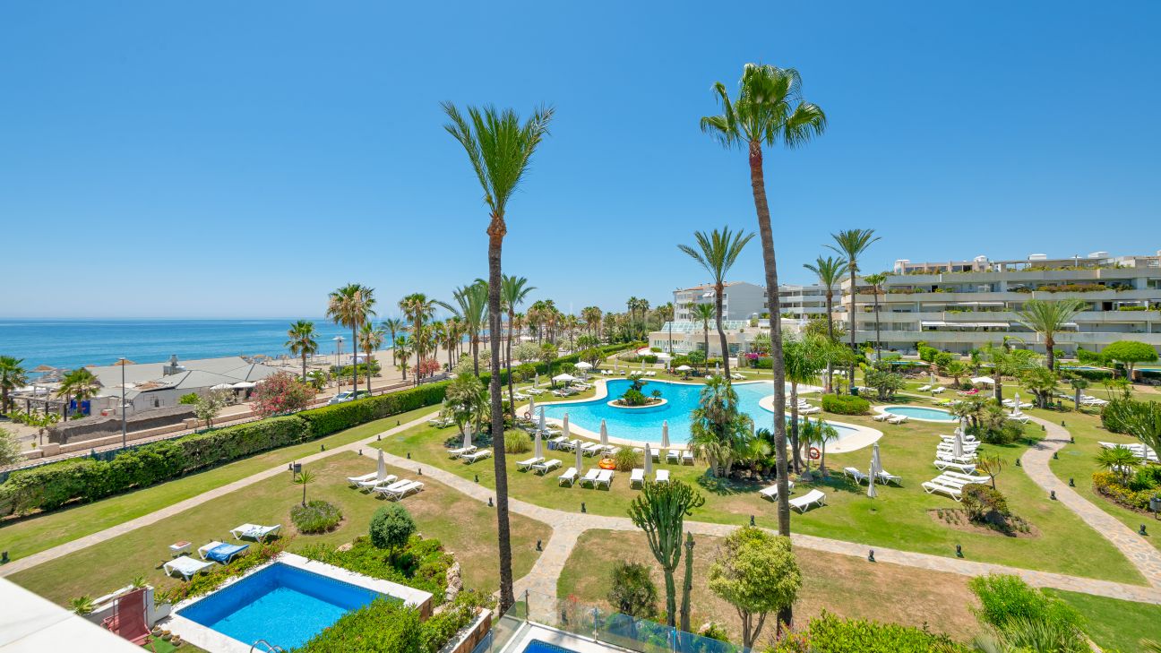 Impresionante Apartamento Reformado Primera Línea de Playa Puerto Banús