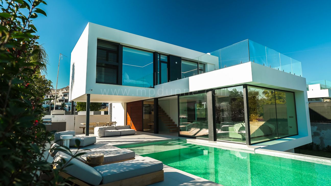 Moderne Villa auf einem Eckgrundstück in Estepona