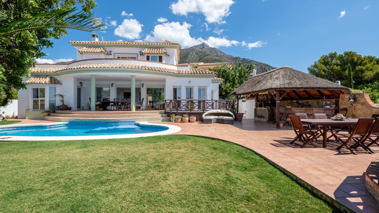 Villa familiale avec vue panoramique à Istán pour location à long terme.