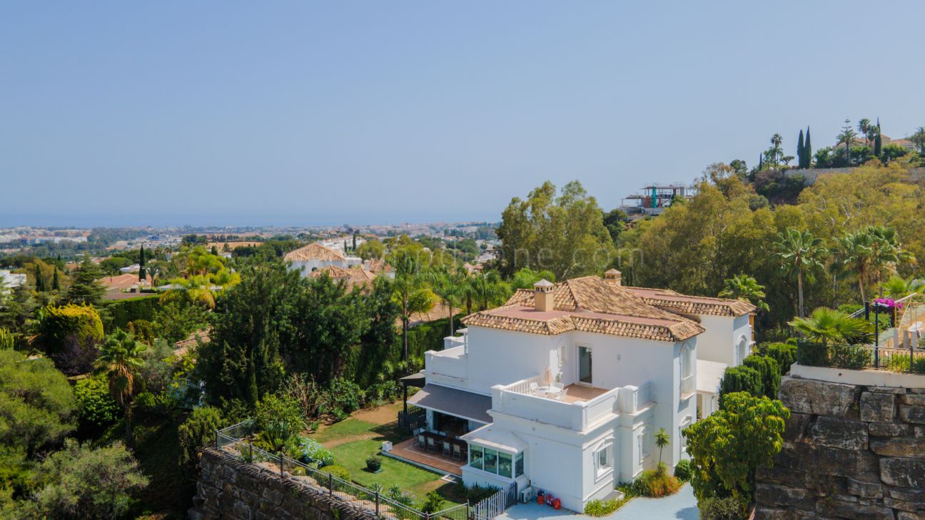 Classic Style Villa in El Herrojo Alto, La Quinta Benahavis