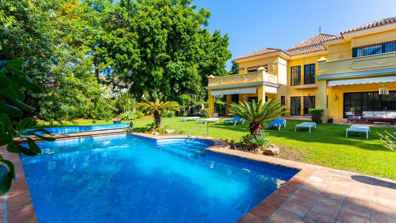 Villa familia près de la plage avec jardin à Guadalmina Baja