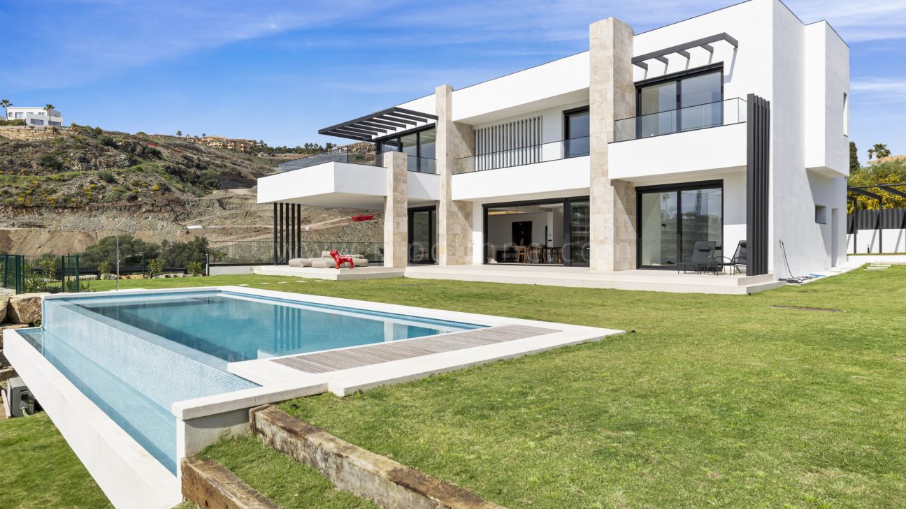 Modern Villa with Mountain Views in La Alqueria, Benahavís