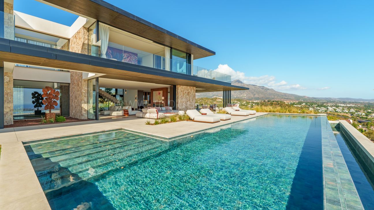 Luxusvilla auf Hügel mit Panoramablick in El Herrojo Alto