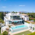 Gloednieuw: Prachtige eigentijdse villa, op loopafstand van het strand, aan de nieuwe Golden Mile - Estepona