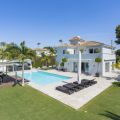 Stijlvol gerenoveerde luxe moderne villa aan het strand met gastenverblijf in El Paraiso Barronal, Estepona